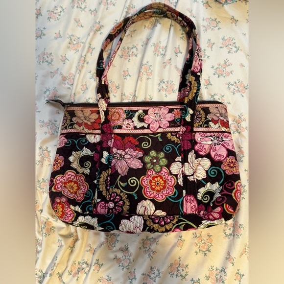 ✨retired print✨ Vera Bradley Flower Power Shoulder Bag - Picture 1 of 5